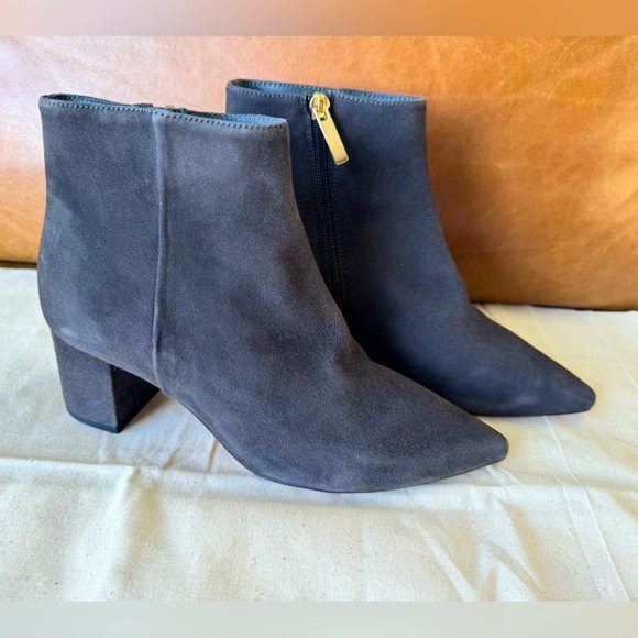 L’AGENCE Jeanne Block Heel Bootie charcoal gray 38.5 NWOB - Picture 2 of 4